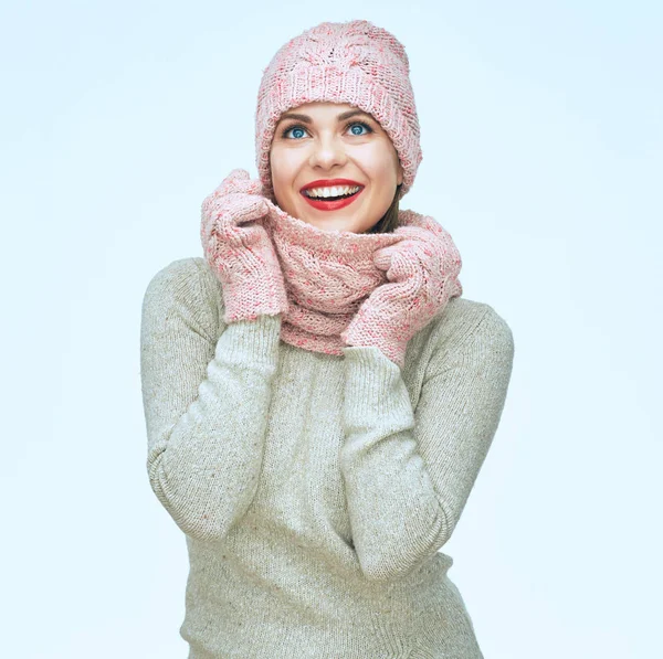Bella giovane donna che indossa vestiti caldi — Foto Stock