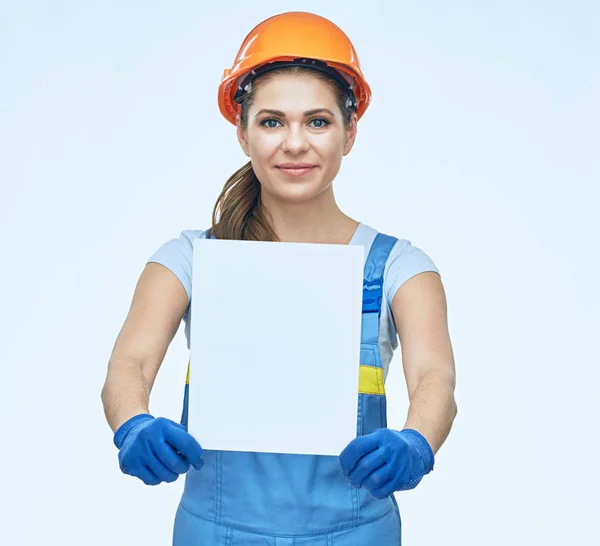 Builder arbetstagaren innehar vit skylt styrelse — Stockfoto
