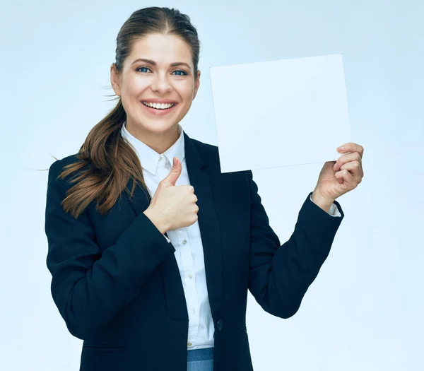 Sorridente donna d'affari in giacca e cravatta con cartello bianco . — Foto Stock