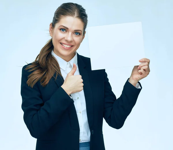 空白の白い看板を保持しているスーツで笑顔のビジネス女性. — ストック写真