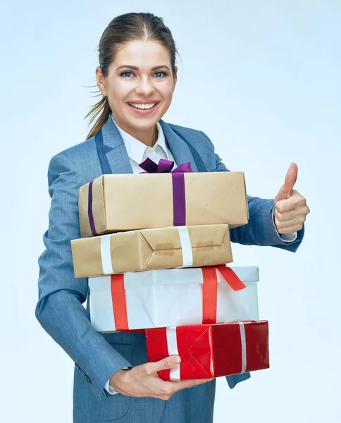 Woman in business suit holding boxes — Stock Photo, Image
