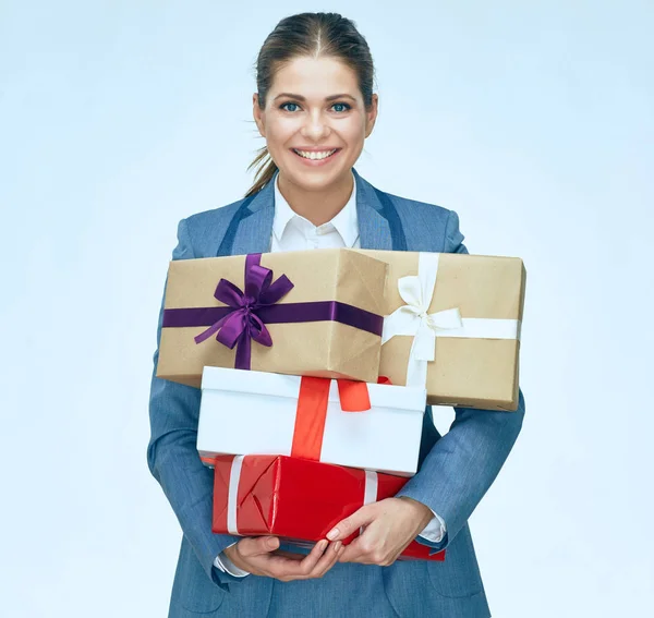 Geschäftsfrau im blauen Anzug mit Kisten — Stockfoto