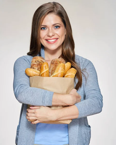 Donna in possesso di sacchetto di carta con pane — Foto Stock