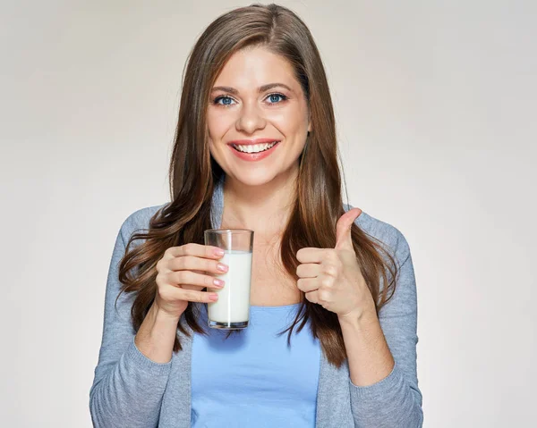 女人抱着玻璃冷牛奶 — 图库照片