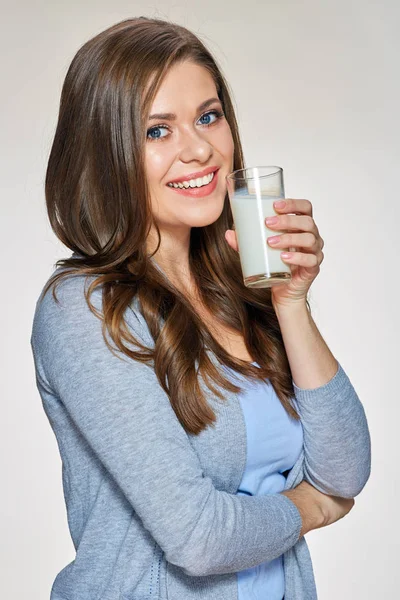 Donna in possesso di vetro con latte freddo — Foto Stock