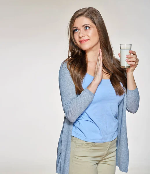 Žena držící sklo se studeným mlékem — Stock fotografie