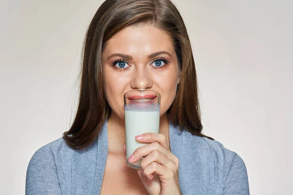 Donna che beve latte freddo dal vetro — Foto Stock