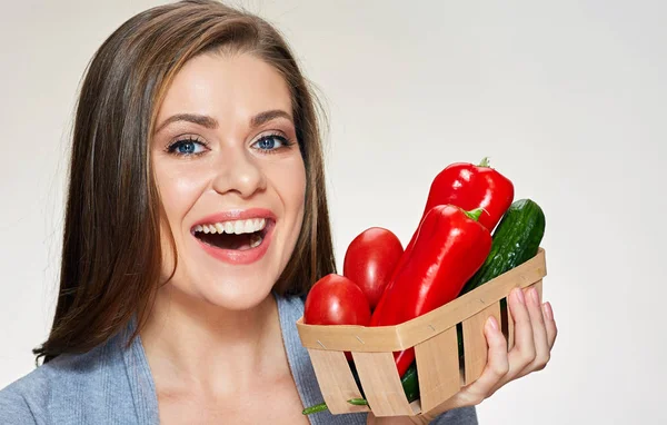 Panier femme avec légumes — Photo