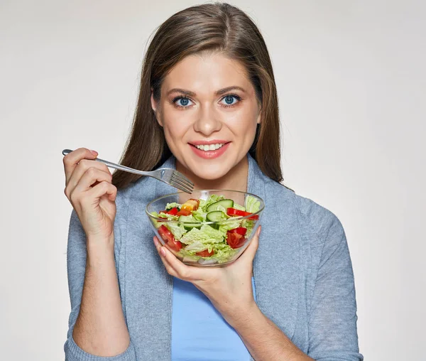Ung kvinna äter grönsakssallad — Stockfoto
