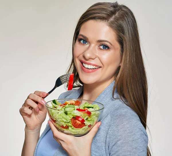 Giovane donna mangiare insalata di verdure — Foto Stock