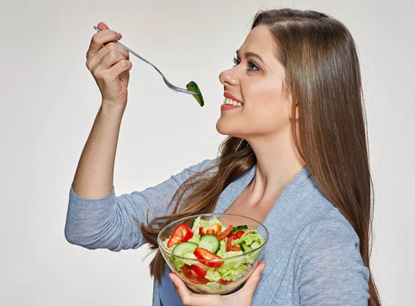 Young woman eating vegetable salad — Stock Photo, Image