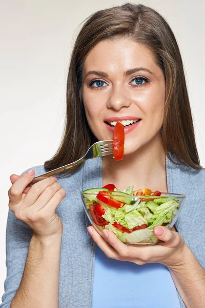 野菜サラダを食べる若い女性 — ストック写真