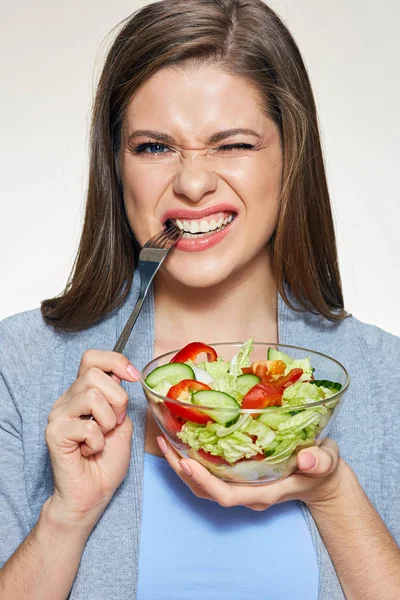 Jovem mulher comendo salada vegetal — Fotografia de Stock