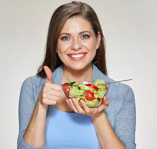 Genç kadın holding kase