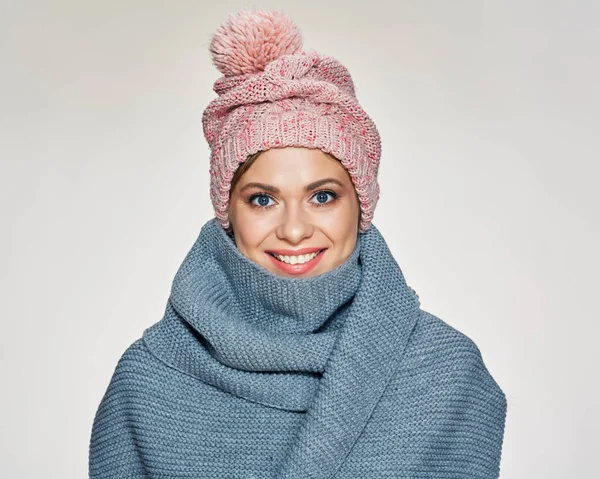 겨울 스카프와 모자를 착용 하는 이빨 웃는 여자 초상화. — 스톡 사진