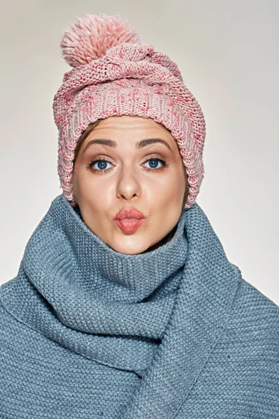 Mulher engraçada mostrando lábios beijando — Fotografia de Stock