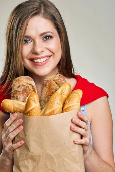 Vrouw met papieren zak met brood — Stockfoto