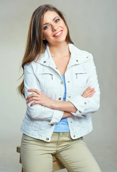 Mulher sorrindo vestindo jaqueta branca — Fotografia de Stock