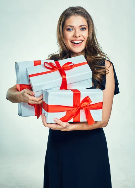 Donna sorridente in abito da sera nero contenente scatola regalo . — Foto Stock