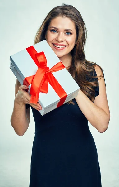 Улыбающаяся женщина с длинными волосами держит подарочную коробку . — стоковое фото