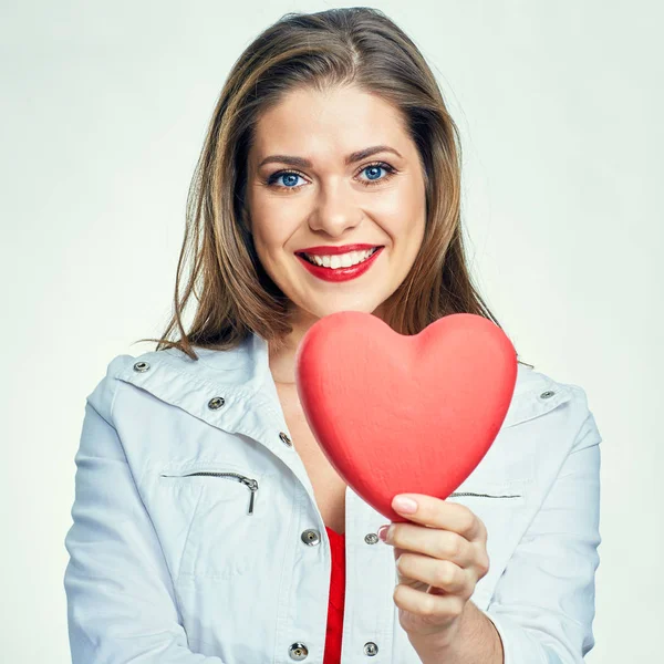 Portrait of smiling woman with long hair holding heart. — Stock Photo, Image