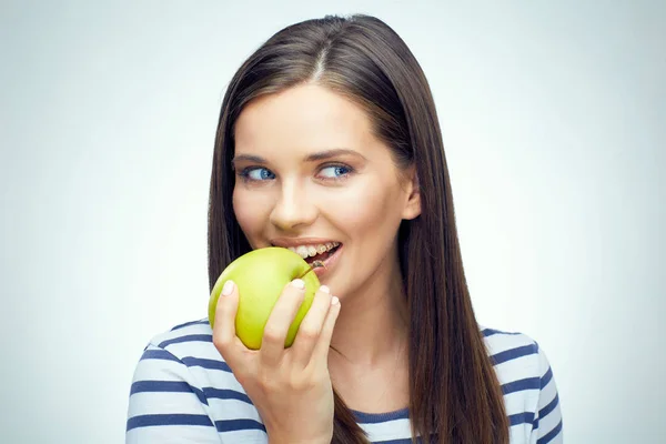 Adolescente chica con ortodoncia muerde manzana . — Foto de Stock