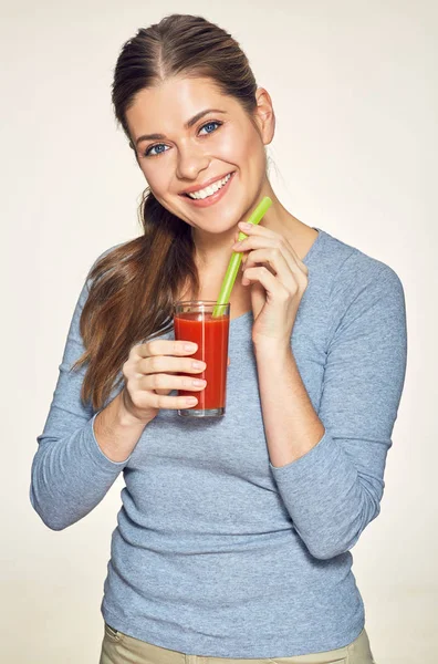 Joven mujer sonriente con pelo largo sosteniendo vidrio con jugo rojo . — Foto de Stock