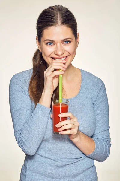 gülümseyen kadın içki kırmızı suyu. 