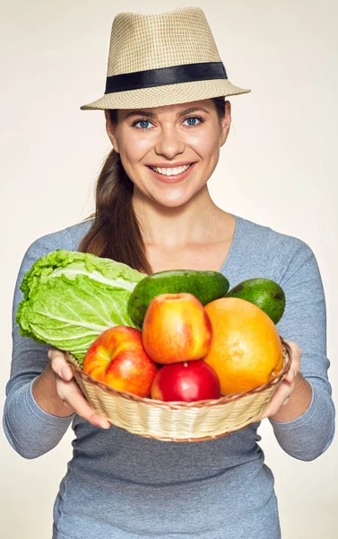 Lächelnde Frau mit Korb mit Obst und Gemüse. — Stockfoto