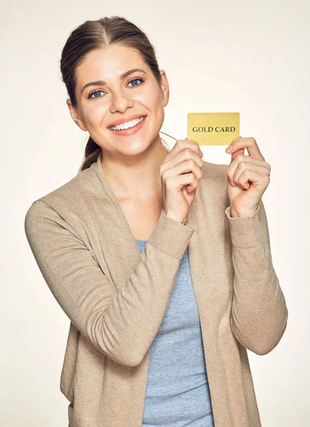 Donna sorridente casual vestito in possesso di carta di credito oro . — Foto Stock