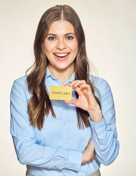 Кредитная карта улыбается бизнес-женщина держит . — стоковое фото