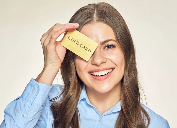 Sorridente giovane donna in possesso di carta di credito oro . — Foto Stock