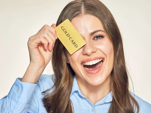 Kreditkort som leende affärskvinna innehar. — Stockfoto