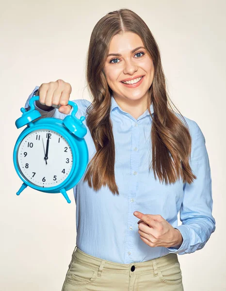 微笑的年轻商业女士指着闹钟. — 图库照片