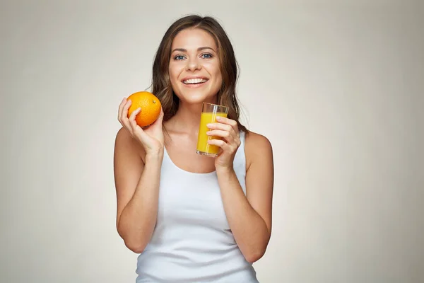 Uśmiechnięta kobieta z pomarańczowy sok i owoce na białym tle portret. — Zdjęcie stockowe