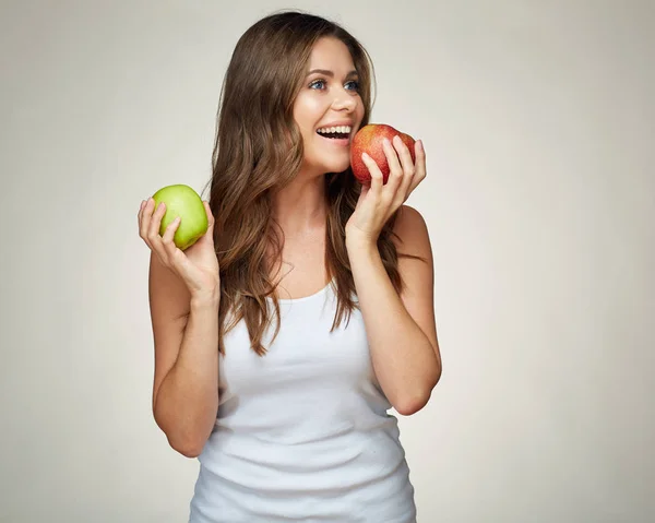 Una joven muerde manzana. aislado — Foto de Stock