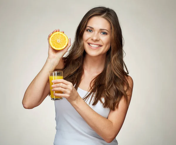 Retrato menina sorridente tothy com suco de laranja e frutas . — Fotografia de Stock