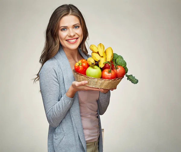 Lächelnde junge Frau mit Obstset. — Stockfoto