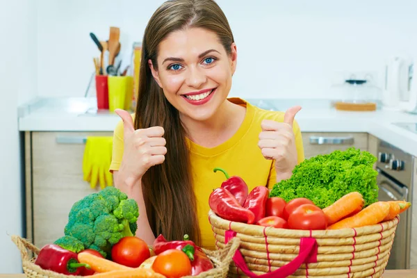 Donna vegana sorridente e mostrare pollice — Foto Stock