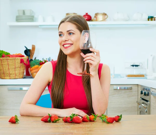 Portrait de jeune femme en cuisine — Photo