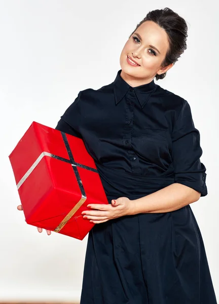 Lächelnde Frau in roter Geschenkbox. Geschäftsfrau im schwarzen Kleid — Stockfoto