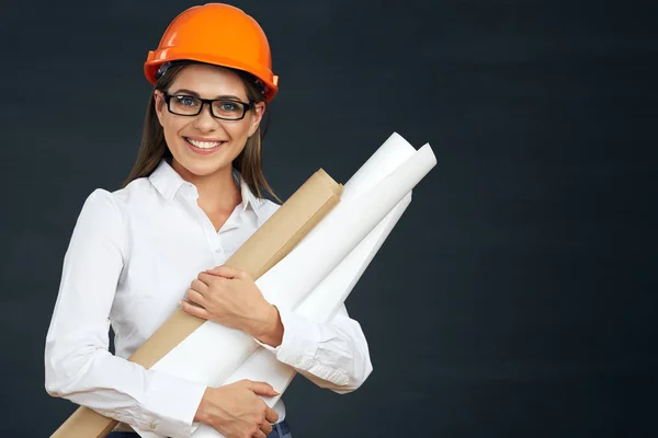 Fiatal nő építész üzem blueprint. — Stock Fotó