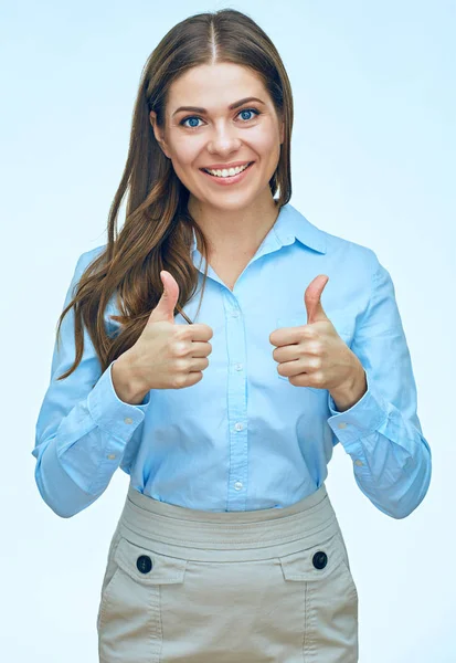 Lächelnde Geschäftsfrau zeigt Daumen hoch. — Stockfoto