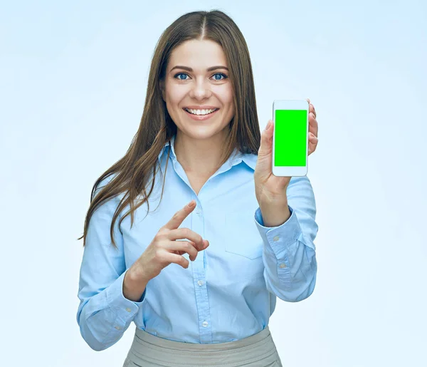 Sonriente mujer de negocios mostrar pantalla del teléfono móvil. Señalando el dedo — Foto de Stock