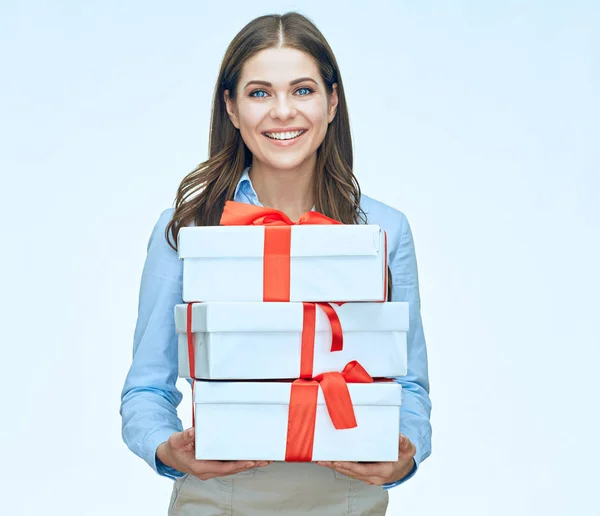 Mujer de negocios sonriente sosteniendo montón de regalos con cintas rojas . — Foto de Stock