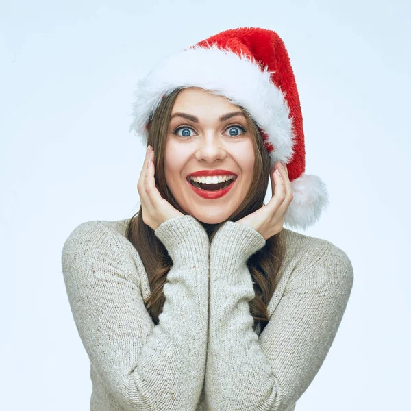 Jonge vrouw dragen Santa KERSTMUTS glimlachen. — Stockfoto