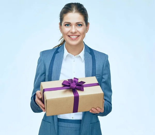 Joven mujer de negocios de pie con caja de regalo contra fondo blanco —  Fotos de Stock