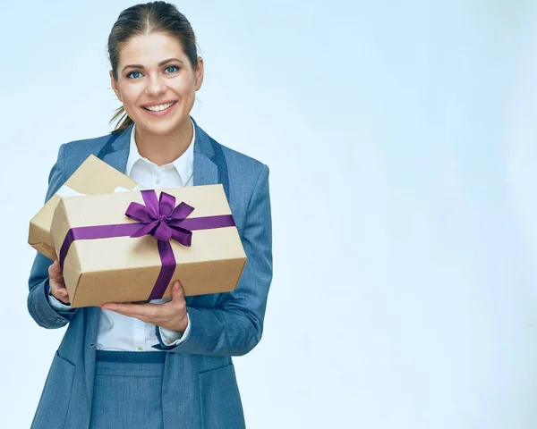 Toothy sonriente mujer de negocios de pie con caja de regalo contra whi —  Fotos de Stock