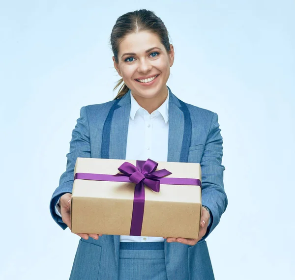 Porträtt av vacker affärskvinna holding presentbox. — Stockfoto