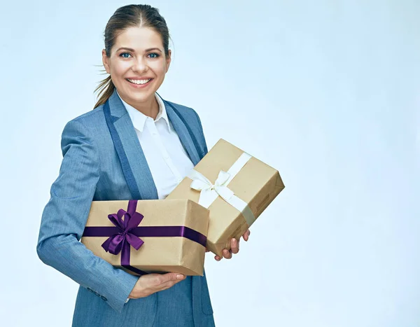 Porträtt av vacker affärskvinna holding presentbox. — Stockfoto